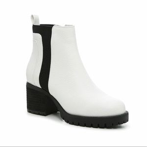 Mia Colten Chelsea White Boots 9.5